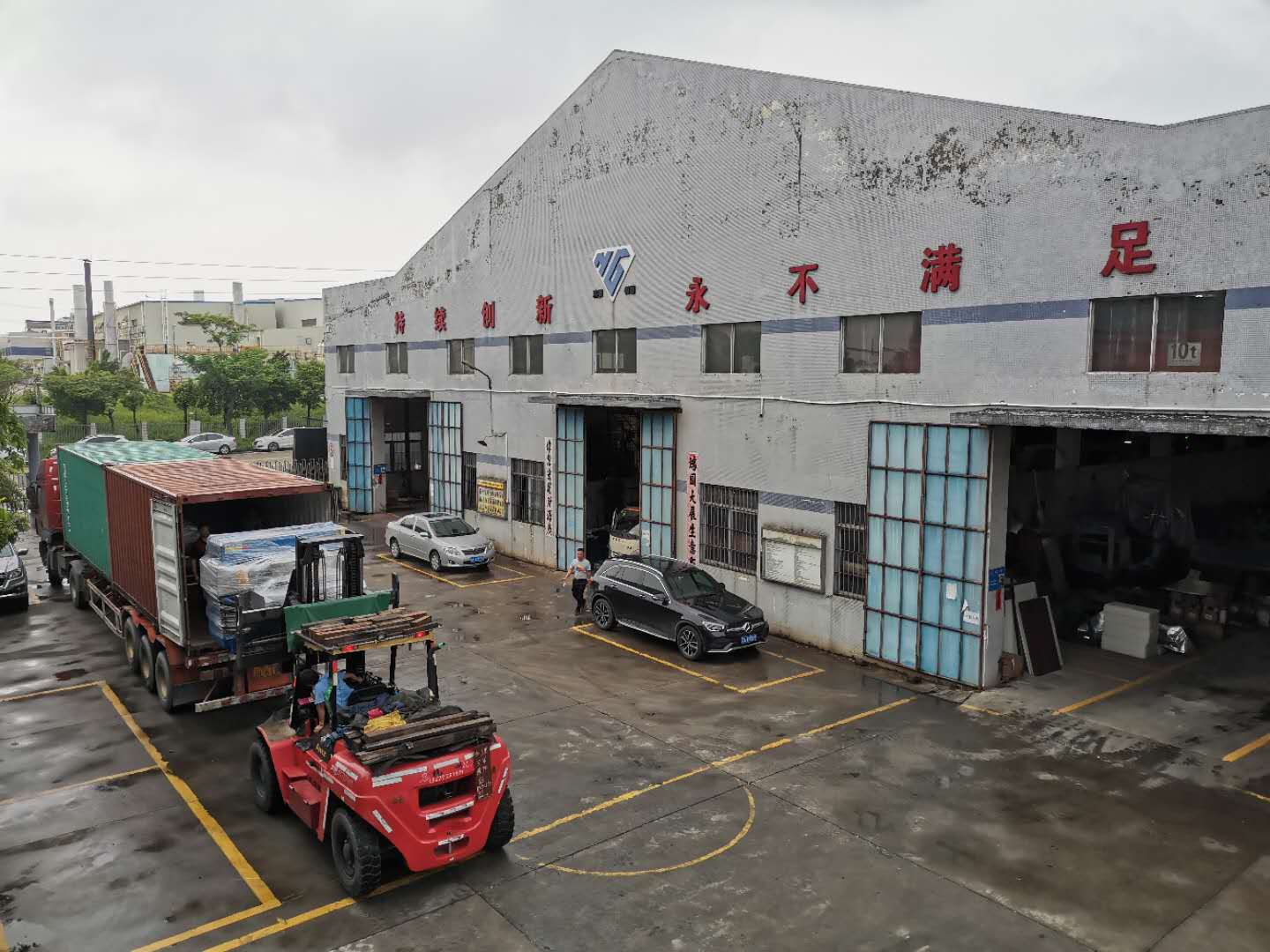 100 tun auto plastové řezací stroj dodáván do Malajsie